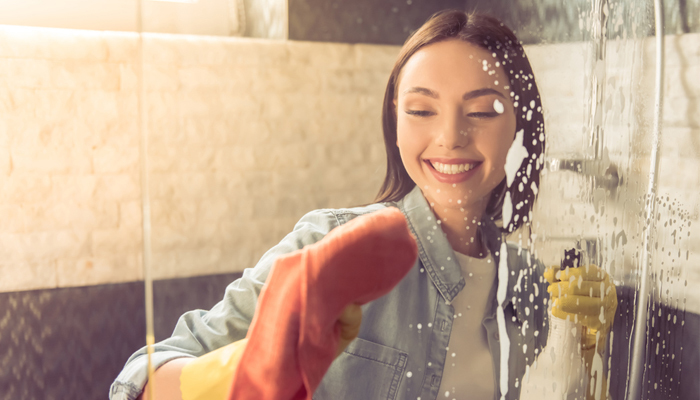 Cleaning glass shower doors