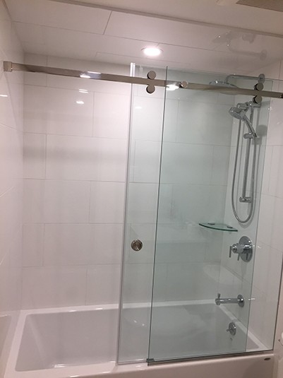 Custom Bathtub Glass Enclosures in Toronto | Glass Shower Doors for Tub